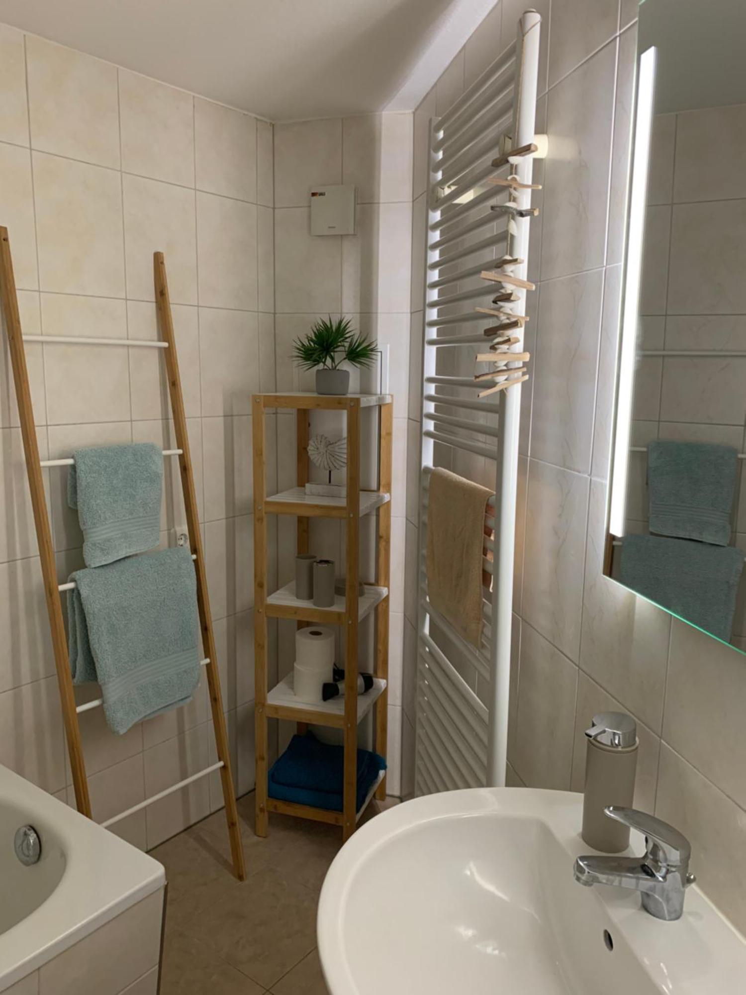 City-Apartment Mit Parkplatz & Fahrradraum! Nur 300M Zum Stadthafen Schwerin  Eksteriør bilde